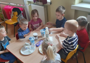 Dzieci dowiadują się skąd się bierze dany produkt mleczny.